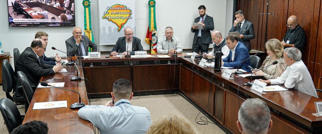 Representante da Artafam convida Comissão de Assuntos Municipais para o 56ª congresso da entidade